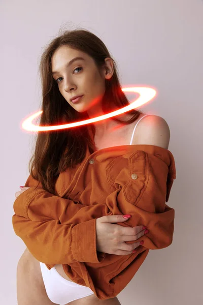 Tender Ung Kvinna Med Vit Neon Cirkel Runt Halsen Isolerad — Stockfoto