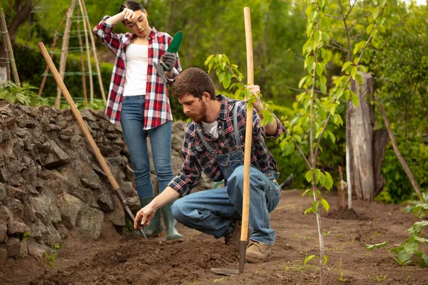 Jóvenes Felices Granjeros Unen Jardín Día Soleado Hombre Mujer Dedicados — Foto de Stock