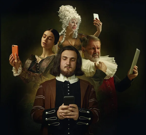 Rullande Telefoner Tar Selfie Medeltida Människor Som Kungligheter Vintagekläder Mörk — Stockfoto