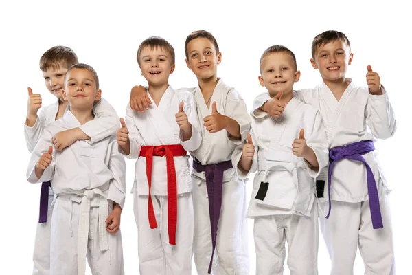 Sport Hobby Prestationer Grupp Glada Barn Nybörjare Karate Fighters Vita — Stockfoto