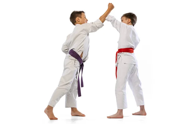 Defensa Retrato Dos Niños Pequeños Atletas Taekwondo Karate Que Usan — Foto de Stock