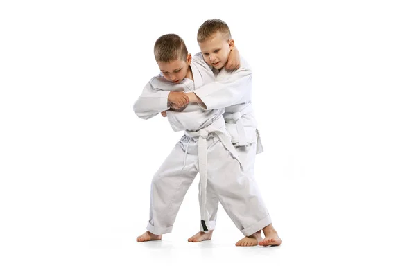 Reparando Retrato Dos Niños Pequeños Atletas Taekwondo Karate Que Usan — Foto de Stock