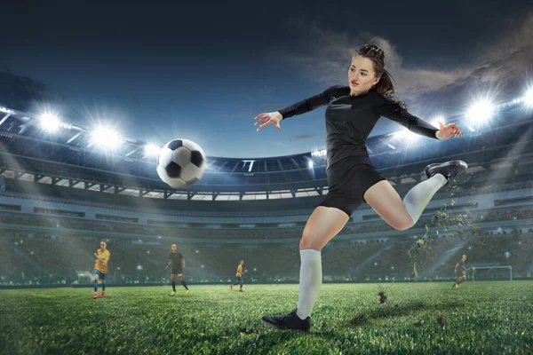 Podniecenie Młode Kobiety Piłki Nożnej Lub Piłkarze Strojach Sportowych Kopanie — Zdjęcie stockowe