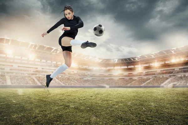 興奮してる スポーツウェアの若い女性サッカー選手やサッカー選手は スタジアムでの行動の目標のためにボールを蹴ります 健康的なライフスタイル スポーツ 動きの概念 スポーツの女性 — ストック写真
