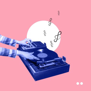 Pembe arka planda izole edilmiş bir DJ gibi eski plakları döndüren kadın ellerinin renkli görüntüsü. Çağdaş sanat kolajı. Poster grafikleri. Moda, müzik, eski ve modernlik kavramı