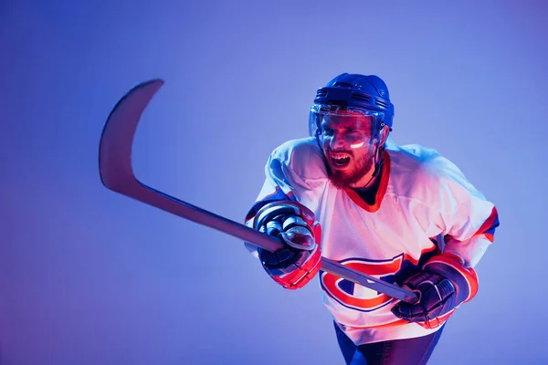 Nahaufnahme Professioneller Eishockeyspieler Sportuniform Und Schutzausrüstung Eislaufen Isoliert Auf Lila — Stockfoto