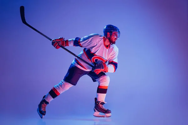 던지기 스포츠 유니폼 보호구 스케이트의 선수는 보라색 배경에 분리되어 스포츠 — 스톡 사진
