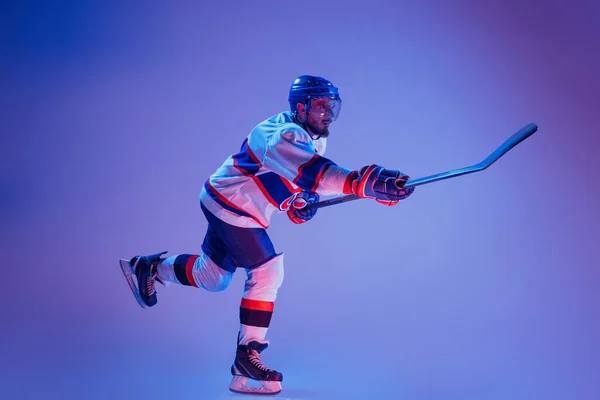 Starker Wurf Hockeyprofi Sportuniform Und Schutzausrüstung Beim Schlittschuhlaufen Auf Violettem — Stockfoto
