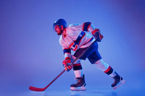 Hockeyprofi Sportuniform Und Schutzausrüstung Beim Schlittschuhlaufen Auf Violettem Hintergrund Konzept — Stockfoto