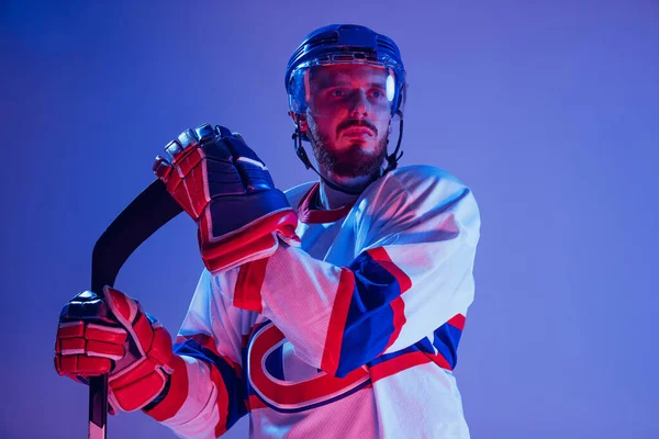 Nahaufnahme Porträt Eines Professionellen Hockeyspielers Sportuniform Und Schutzausrüstung Isoliert Auf — Stockfoto
