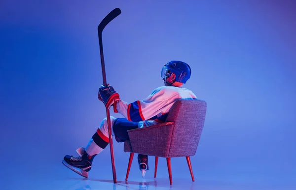 Ruhe Ein Hockeyspieler Sportuniform Und Schutzausrüstung Mit Hockeyschläger Sitzt Auf — Stockfoto