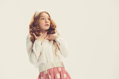 Vay canına. 70 'li yaşlarda, 80' li yaşlarda, modaya uygun giyinen, beyaz arka planda izole edilmiş eski moda kıyafetler giyen güzel bir kız. Kültür, sanat, moda anlayışı. İlan için alanı kopyala