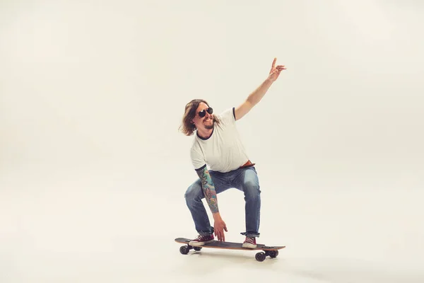 Skateboarder Joven Hombre Con Estilo Hipster Vestido Los Años Estilo —  Fotos de Stock