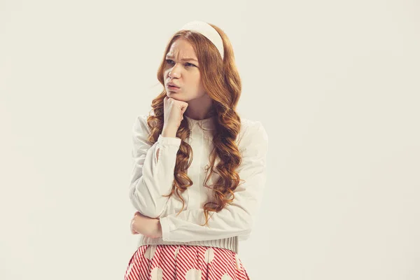 Сомнения Молодая Красивая Рыжеволосая Девушка Длинными Волосами Ретро Годы Мода — стоковое фото