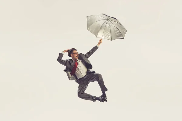 대옷을 남성의 초상화가 배경에 고립된 우산으로 과싸운다 콜렉션 아름다움 광고의 — 스톡 사진