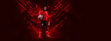 Kazan. Kadın futbolcu ilanı, hareketli futbol oyuncusu ve topla hareket eden hareket eden kırmızı çokgen neon elementli koyu arka planda izole edilmiş. Sanat, yaratıcılık, spor, enerji ve güç kavramı