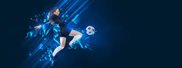 若い女性とポスター 多角形と流体ネオンの要素と青の背景に隔離されたボールでサッカーをしている女性サッカー選手 創造性 スポーツ エネルギー パワーの概念 — ストック写真