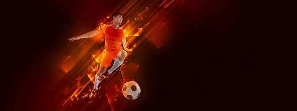 足球的创意 足球运动员的运动和行动与球隔离在黑暗的背景与多边形和流畅的霓虹灯元素 能量和 — 图库照片
