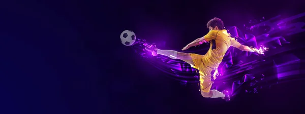 男性サッカー選手との創造的なアートワーク 多角形と流体ネオンの要素と暗い背景に孤立ボールと運動中のサッカー選手 創造性 スポーツ エネルギー パワーの概念 — ストック写真