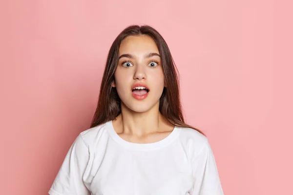 Beyaz Tişörtlü Genç Bir Kız Pembe Arka Planda Geniş Gözlü — Stok fotoğraf
