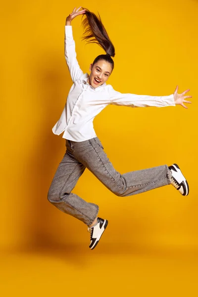 Estúdio Tiro Jovem Animado Estilo Casual Roupa Pulando Isolado Fundo — Fotografia de Stock