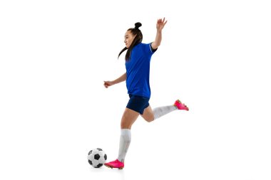 Bacak tekmesi. Sportif bir kız, bayan futbol takımı, futbolcu eğitimi beyaz stüdyo arka planında izole edilmiş. Spor anlayışı, spor anlayışı, spor yapan kadınlar. Genç sportif kız hareket halinde. İlan için alanı kopyala