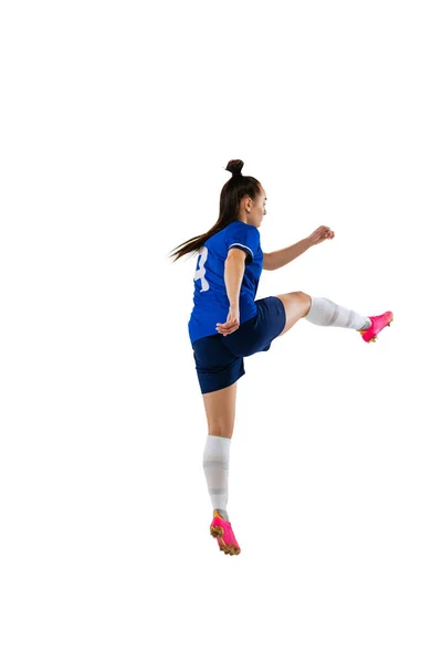 动态女性职业足球肖像 足球运动员在白人演播室背景下练习孤立 妇女参与体育运动的概念 运动中的年轻 活泼的女孩 — 图库照片