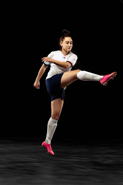 Genç Beyaz Sportif Bir Kadın Bayan Futbol Oyuncusu Koyu Arka — Stok fotoğraf