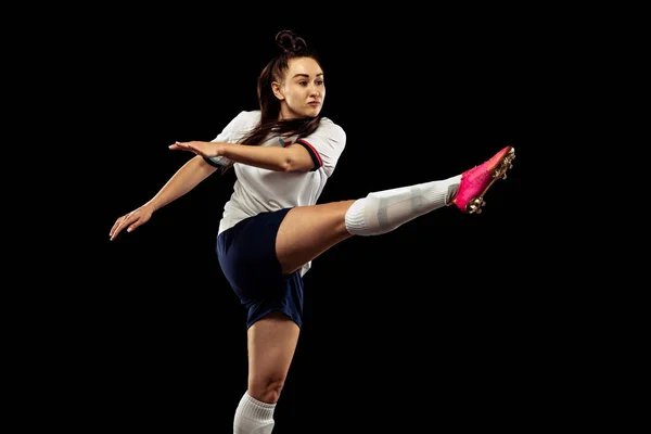 Pontapé Uma Mulher Energética Caucasiana Futebol Jogador Futebol Movimento Isolado — Fotografia de Stock