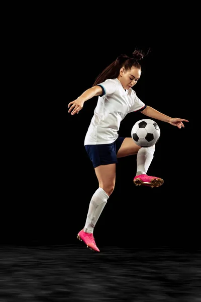 Молода Білошкіра Спортивна Жінка Жіночий Футбол Футболістка Русі Ізольована Темному — стокове фото