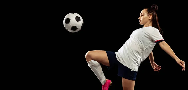 Junge Kaukasische Sportlerin Fußballerin Fußballerin Bewegung Isoliert Auf Dunklem Hintergrund — Stockfoto