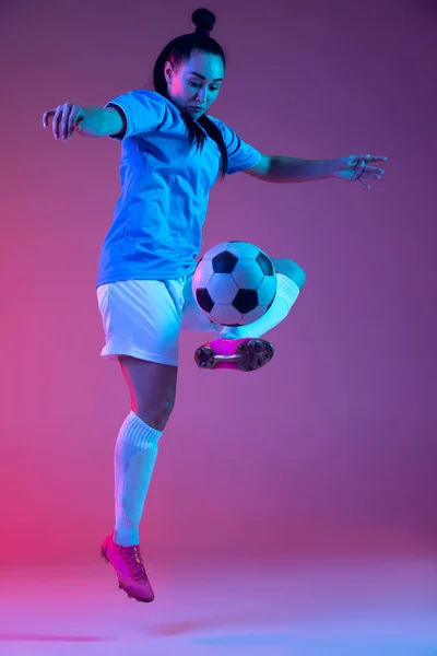 Akci Jedna Sportovní Dívka Ženský Fotbalista Trénink Fotbalovým Míčem Izolované — Stock fotografie