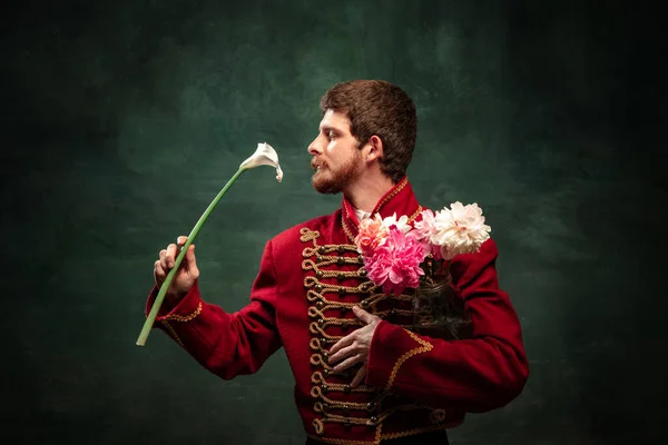 Cavalier Beau Bonito Jovem Imagem Hússar Medieval Segurando Flores Isoladas — Fotografia de Stock