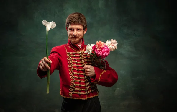 Kawaler Kawaler Przystojny Młody Człowiek Obraz Średniowiecznego Huzara Trzymającego Kwiaty — Zdjęcie stockowe