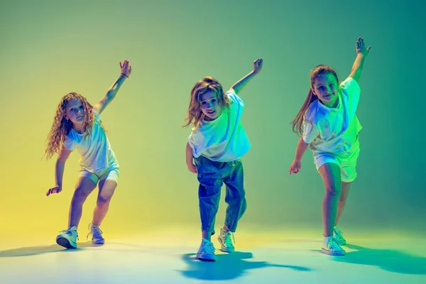 Tre Kvinnliga Dansare Grupp Barn Små Flickor Sportig Avslappnad Stil — Stockfoto