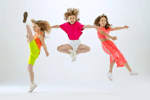 Dance Group Three Little Girls Kids Bright Colorful Clothes Dancing — Stock Photo, Image