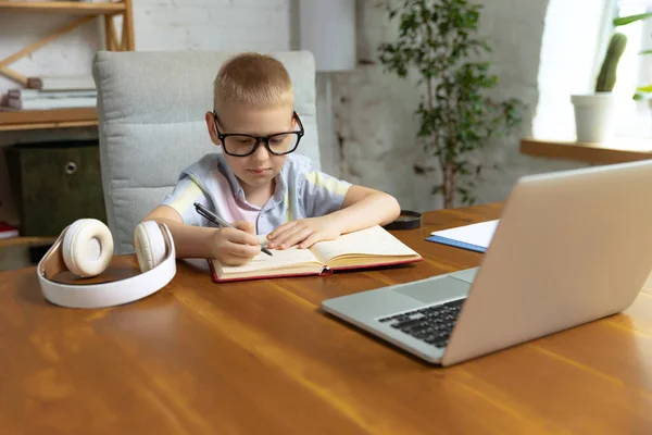 Távoli Tanulás Egy Aranyos Kisfiú Iskolás Gyerek Aki Online Leckét — Stock Fotó