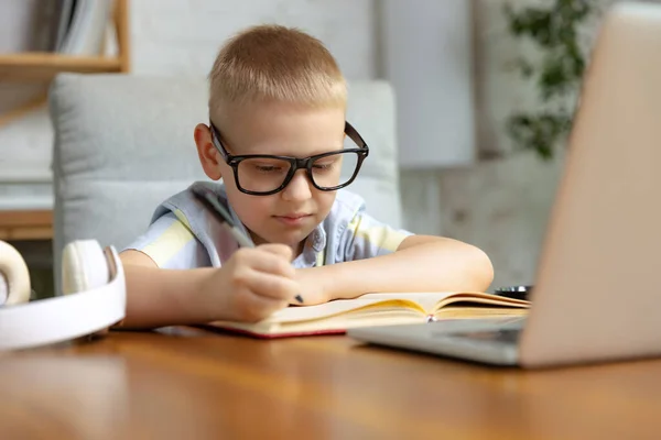 Niño Pequeño Niño Edad Escolar Sentado Casa Haciendo Tarea Utilizando — Foto de Stock