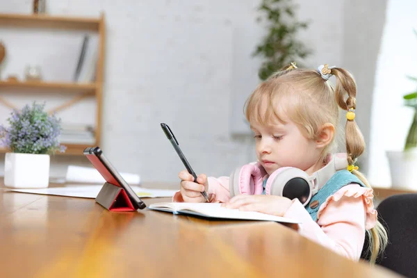 Kelas Online Tempat Penitipan Anak Potret Hidup Gadis Kecil Yang — Stok Foto