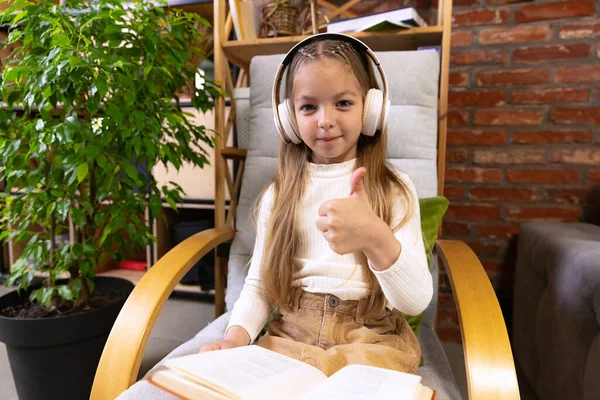 Gestor Polegar Para Cima Retrato Menina Bonita Criança Idade Escolar — Fotografia de Stock