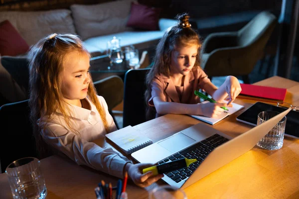 Studerar Med Vän Två Små Söta Barn Systrar Som Sitter — Stockfoto