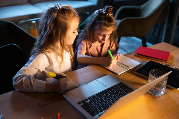 Mädchen Zeichnen Zwei Kleine Süße Kinder Schwestern Die Hause Sitzen — Stockfoto