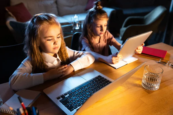 Freizeitgestaltung Live Porträt Von Niedlichen Kindern Schwestern Die Hause Sitzen — Stockfoto