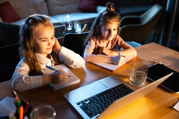 Studiare Con Amico Due Piccoli Bambini Carini Sorelle Sedute Casa — Foto Stock