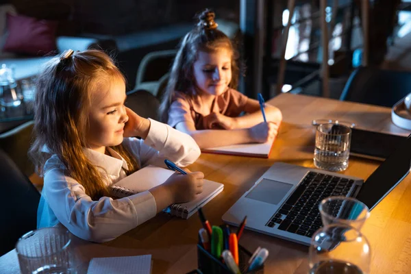 Attività Ricreative Ritratto Dal Vivo Bambini Carini Sorelle Sedute Casa — Foto Stock