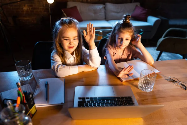 Gruß Zwei Kleine Süße Kinder Schwestern Die Hause Sitzen Und — Stockfoto