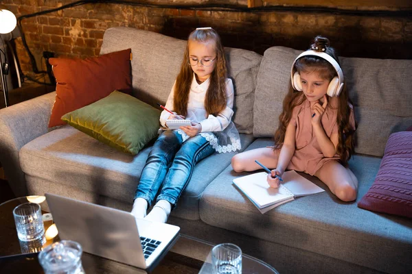 Дистанційне Навчання Щасливі Милі Дівчата Діти Розважаються Дивлячись Мультфільми Ноутбук — стокове фото