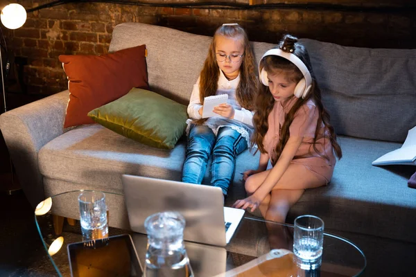 Przyjaciele Szczęśliwe Słodkie Dziewczynki Dzieci Bawiące Się Oglądające Kreskówki Laptopie — Zdjęcie stockowe
