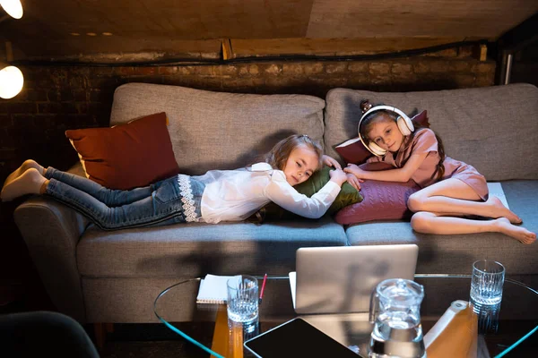 Pareces Cansado Durmiendo Chicas Lindas Niños Divirtiéndose Viendo Dibujos Animados — Foto de Stock