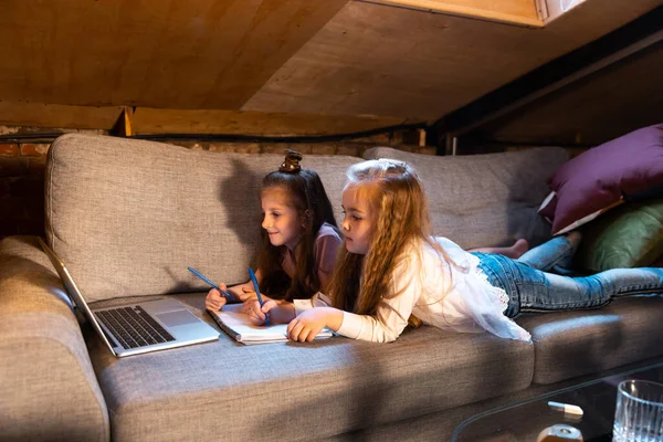 Gemeinsam Hausaufgaben Machen Glückliche Süße Kleine Mädchen Kinder Die Spaß — Stockfoto